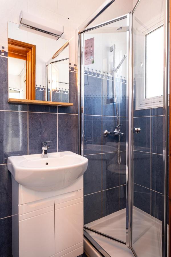 The Saline Views Makenzy Apartment Larnaca Ngoại thất bức ảnh